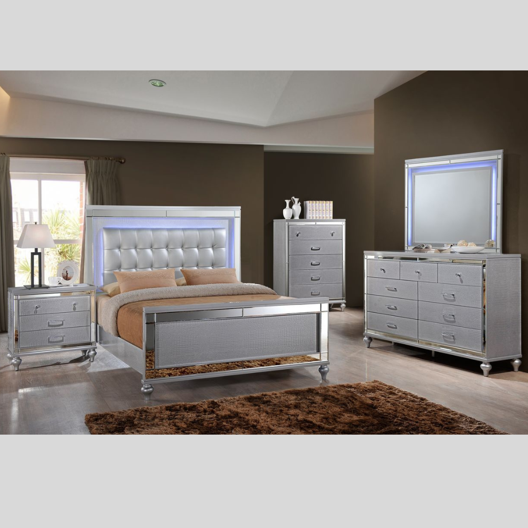 Tufted Bedroom Set with Mirror Details